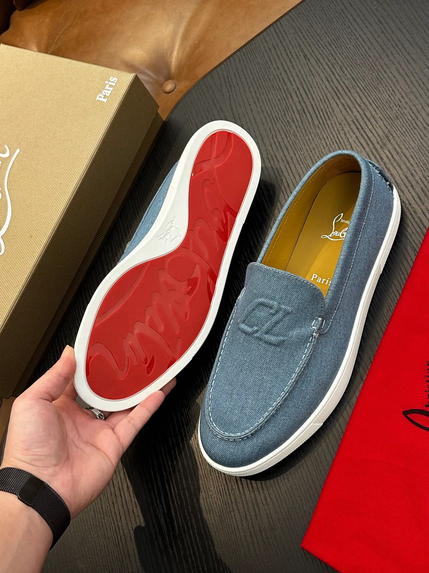 P760💰Christian Louboutin (red-soled shoes) Italian men’s casual sneakers are shipped! Each pair of shoes from this Italian handmade shoe brand has a simple and classic design, which is very comfortable and versatile! The upper fabric of this shoe is made of imported cowhide, with high-end and comfortable cowhide lining! The outsole is made of original rubber bottom sheets and is lined with cowhide! Brand-specific molded footbed, exclusive private mold control! Original box packaging, with shoe storage bag! 39 40 41 42 43 44 (38 45 46 customized)